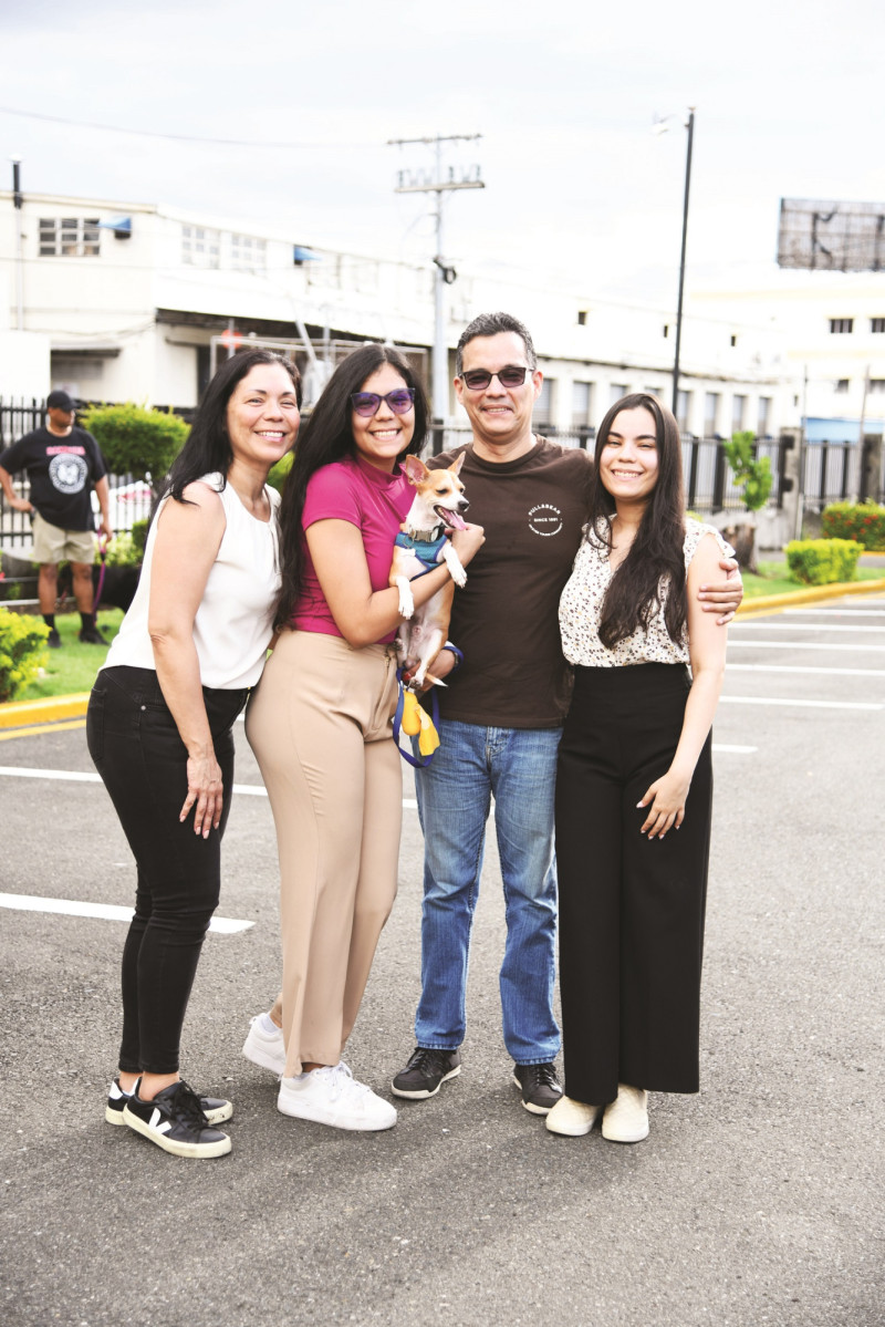 Anahy García, Daniela Flores, Snoopy, Teófilo Flores y Anahy Flores.