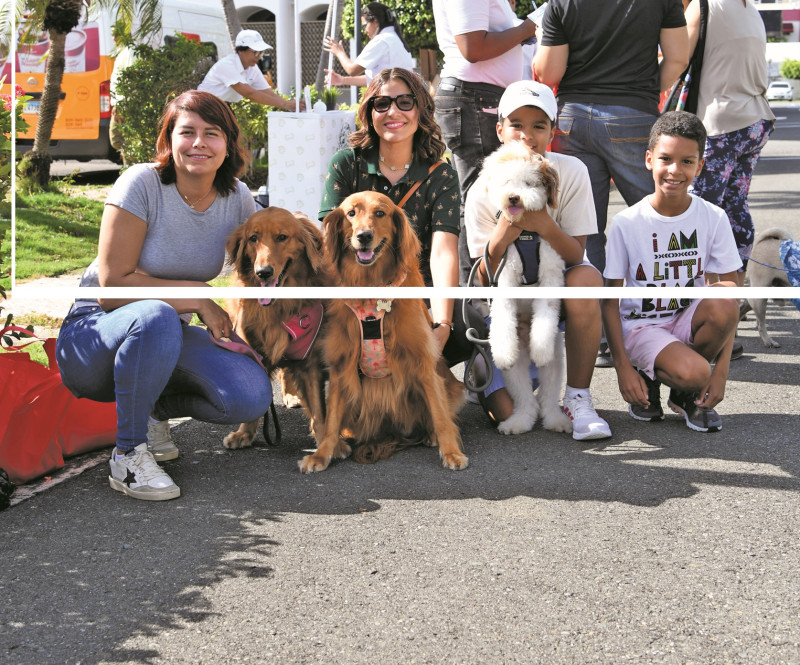 Stephania Arenales, Patricia Suzaña, Lucas Suzaña y Aaron Suzaña junto a Molly, Abby y Mike