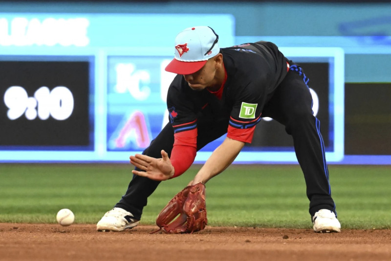 Andrés Jiménez, de los Azulejos, fildea un rodado en el encuentro contra los Angelinos.