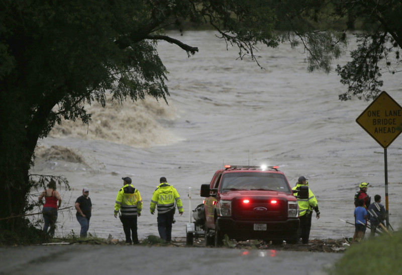 Los equipos de emergencias inspeccionan las orillas del río Guadalupe