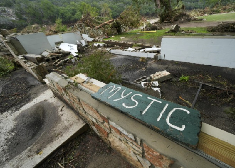 El gobernador de Texas, Greg Abbott, dice que se cree que más de 160 personas siguen desaparecidas días después de las inundaciones repentinas que mataron a más de 100 personas en el centro de Texas.