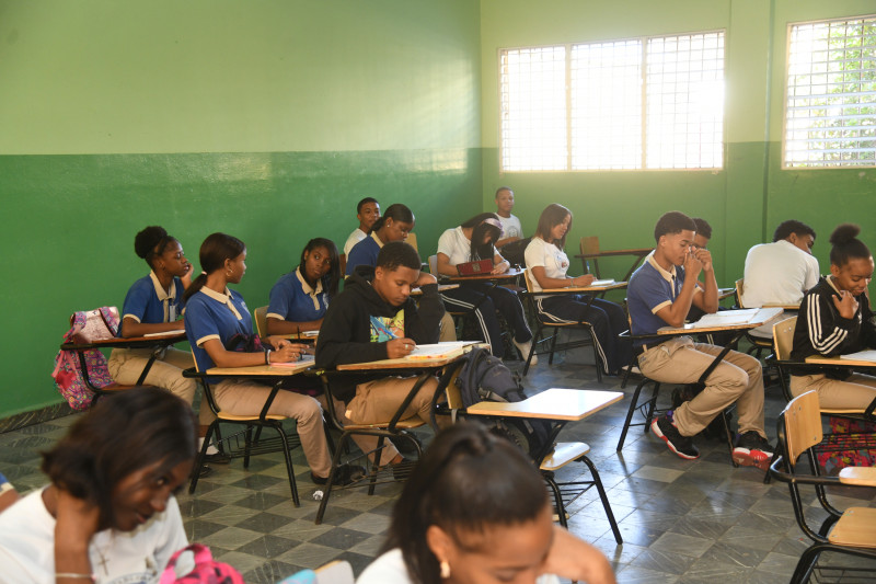 La falta de cupos en escuelas de Santiago afecta a estudiantes para el nuevo año escolar.