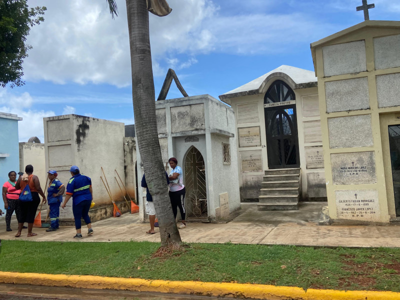 Personal de las alcaldía realiza labores de limpieza y acondiciona las vías internas de los cementerios.