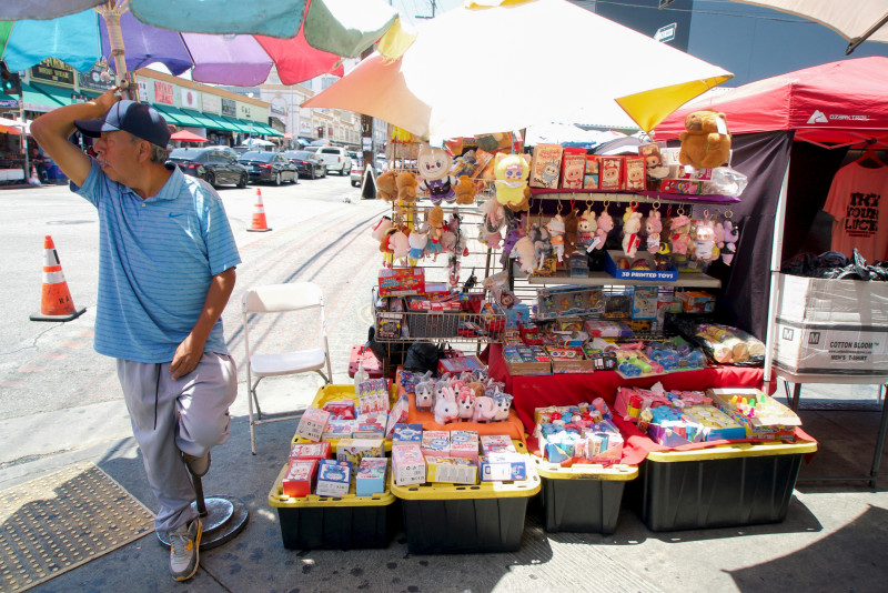 Manuel Suárez, un vendedor ambulante de juguetes, se encuentra en su puesto en una esquina de Los Ángeles, California.