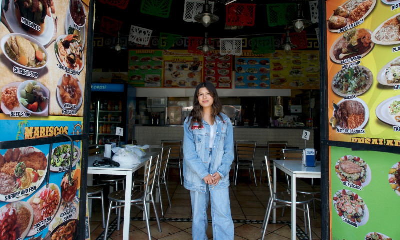 Nayomie Mendoza, propietaria de Cuernavaca's Grill, posa para un retrato en su restaurante en Los Ángeles, California, el 2 de julio de 2025.