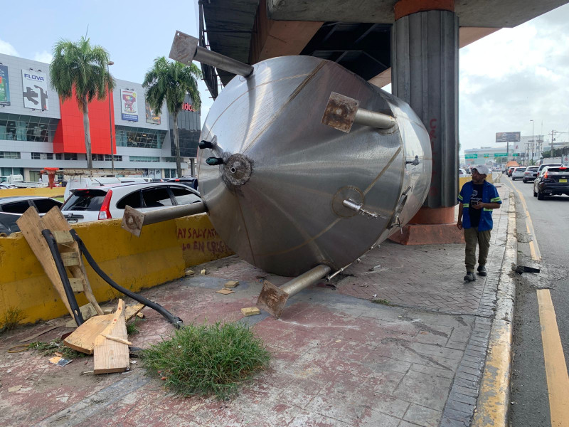Un camión impacta una columna del elevado de las avenidas John Kennedy y Winston Churchill