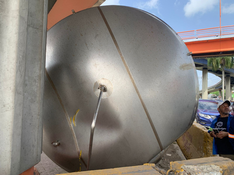 El tanque metálico aun permanece al lado de la columna del elevado
