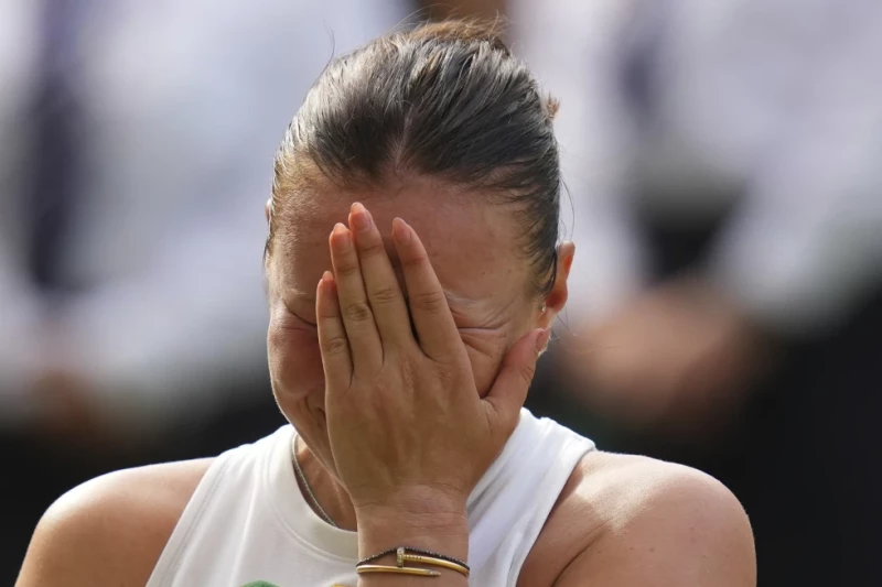 Amanda Anisimova reacciona tras perder el partido final individual femenino contra Iga Swiatek de Polonia en el Campeonato de Tenis de Wimbledon en Londres.