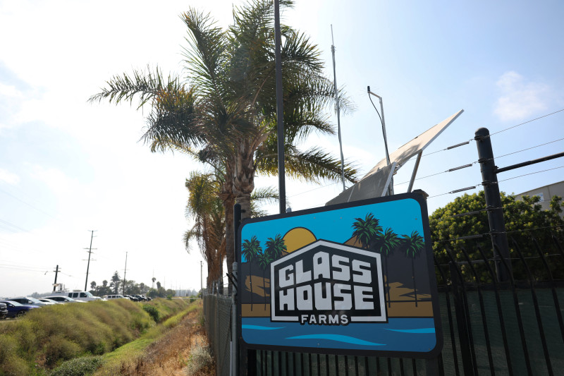 El logotipo de Glass House Farms se ve afuera de las instalaciones en Camarillo, California, el 11 de julio de 2025, un día después de una redada de inmigración a los trabajadores.