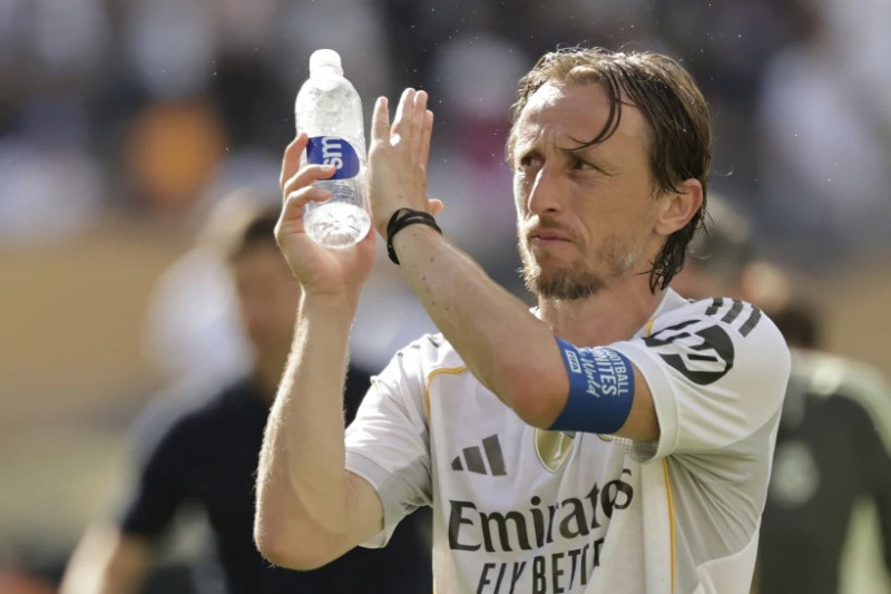 Luka Modric del Real Madrid aplaude al final de la semifinal del Mundial de Clubes ante el Paris Saint-Germain el miércoles 9 de julio del 2025.