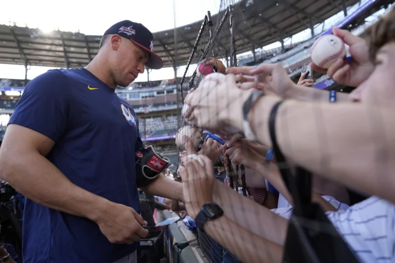 Aaron Judge de los Yankees firma autógrafos durante una práctica de bateo por el Juego de Estrellas de MLB, el 14 de julio de 2025, en Atlanta.