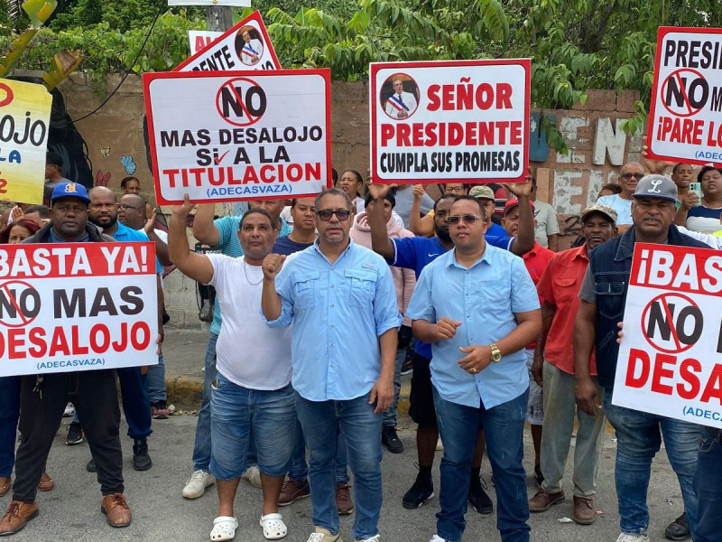 Comunitarios de La Caleta protestaron reclamando el fin de los desalojos en la zona donde viven.