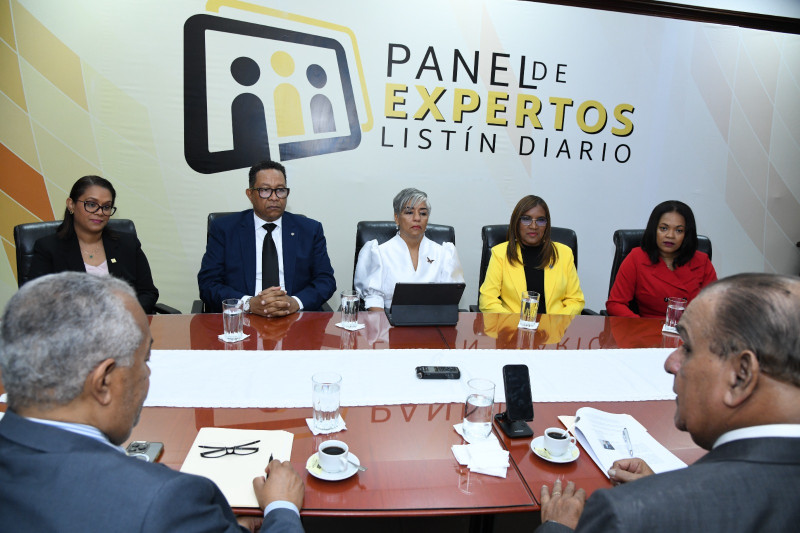 De izquierda a derecha: la directora de la Procuraduría Especializada de Persecución de la Corrupción Administrativa (Pepca), Mirna Ortiz; el juez de la Cámara Penal de la Corte de Apelación del D.N., Rafael Baéz; la jueza de la Suprema Corte, María Garabito; la defensora pública Marcia Ángeles; y la jueza Kenya Romero responden preguntas del director Miguel Franjul y el subdirector Fabio Cabral.