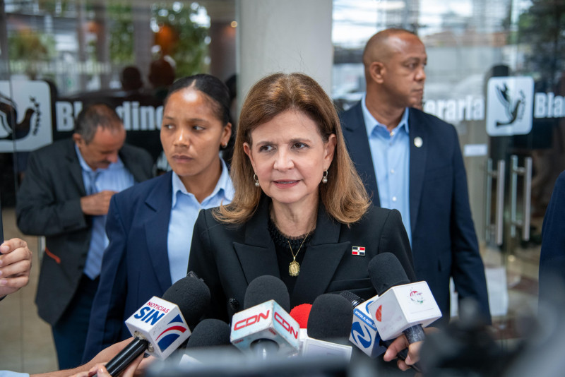 la vicepresidenta de la República, Raquel Peña en la funeraria Blandino