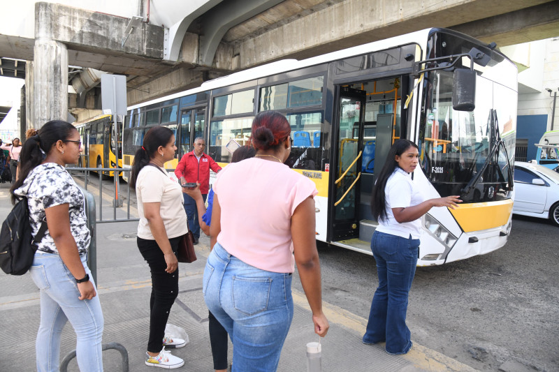 Ciudadanos abordando autobús de la OMSA