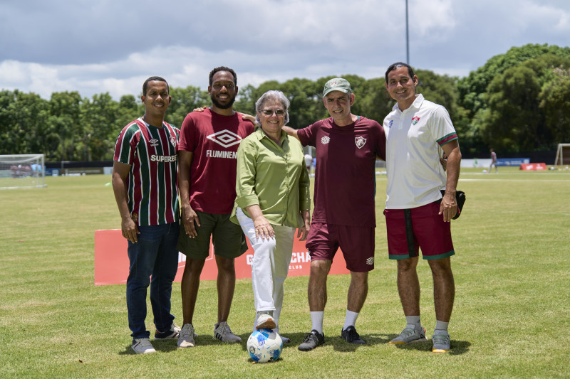 De izquierda a derecha: Rubén Díaz, gerente general del Garrincha; Guillerme, encargado de mercadeo del Fluminense; Cándida Mejía, presidenta de Lanco, Andre Madeiros, coordinador técnico del Fluminense y Enrique Angulo, coach principal del Garrincha.