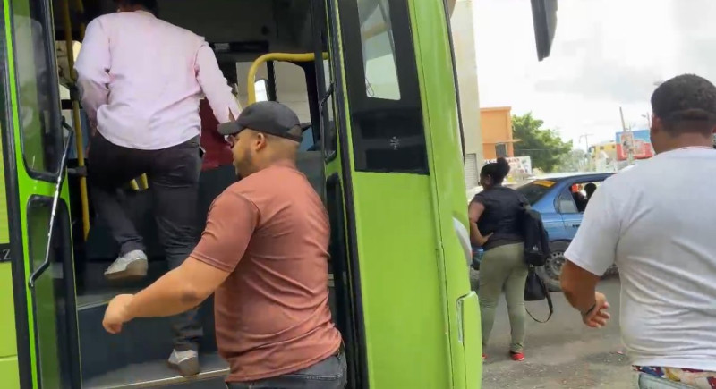 Usuarios abordando OMSA en Villa Mella.