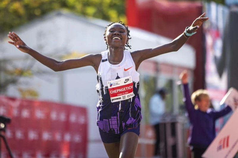 Foto del 13 de octubre del 2024, la keniata- Ruth Chepngetich cruza la meta tras ganar el Maratón de Chicago con el récord del mundo. (Tess Crowley/Chicago Tribune via AP, Archivo).
