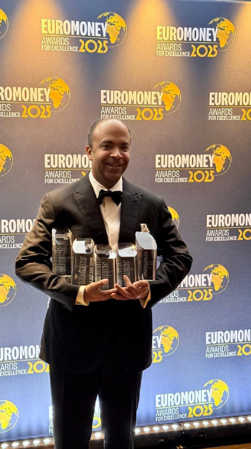 Samuel Pereyra, con los premios entregados a Banreservas en la ceremonia celebrada en Londres.