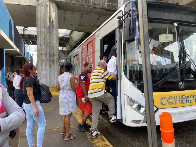 Pasajeros abordando un autobús de la OMSA
