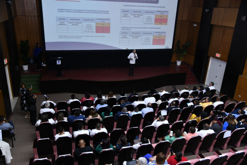 En el Foro Provincia María Trinidad Sánchez expusieron representantes de las diferentes comunidades, y contó con una participación de Roberto Santana.