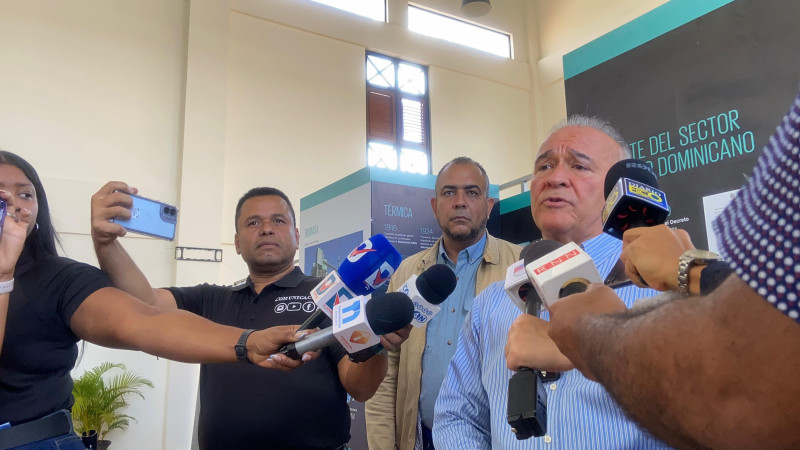 Camel Curi, aseguró que la contaminación del agua que llega a las viviendas de los vecinos de Ciudad Juan Bosch se debe a más de 80 averías desde el 2020 a la fecha.