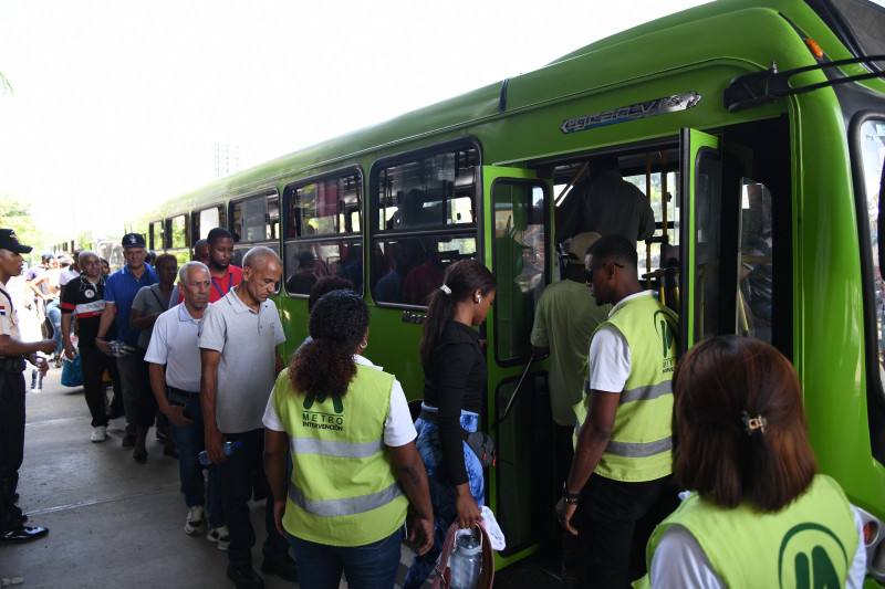 Alta demanda de usuarios en Villa Mella para transportarse en los autobuses de la Operadora Metropolitana de Servicios de Autobuses (OMSA) por motivo al cierre de cinco estaciones del Metro de Santo Domingo.