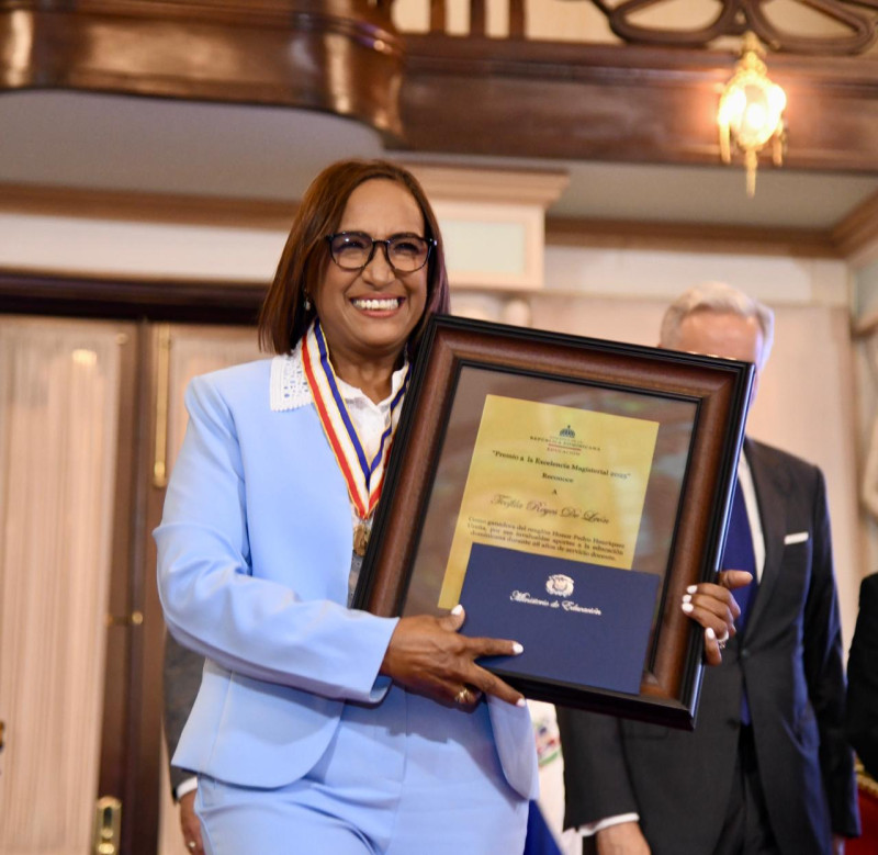 Este es el primer galardón que recibe y celebra el Politécnico Nuestra Señora de las Mercedes, en la persona de su querida maestra Teófila.
