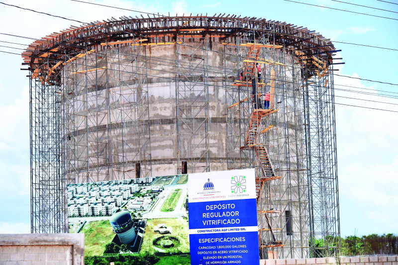 Entre reclamos y promesas de salución transcurre reunión en Ciudad Juan Bosch.