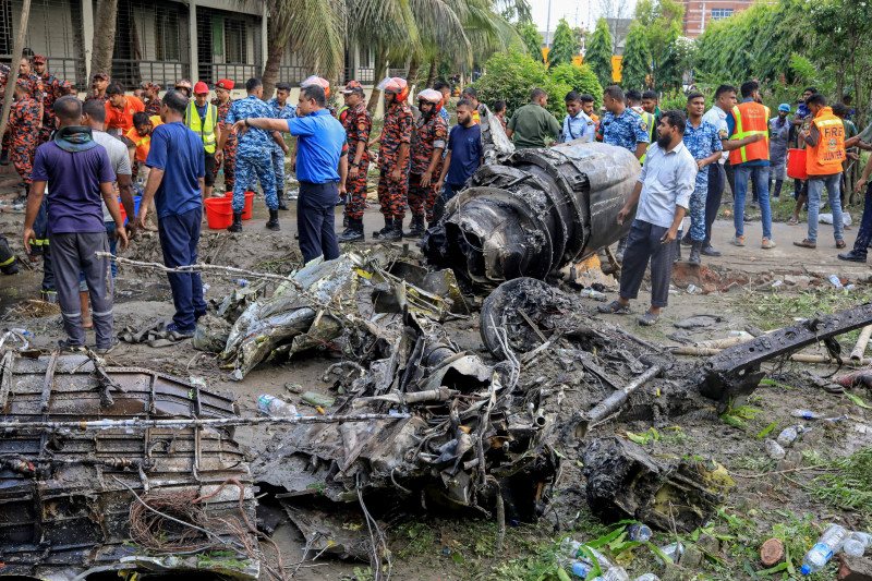 El servicio de bomberos y el personal de seguridad de Bangladesh realizan una operación de búsqueda y rescate tras el accidente de un avión de entrenamiento de la Fuerza Aérea contra una escuela en Daca el 21 de julio de 2025.