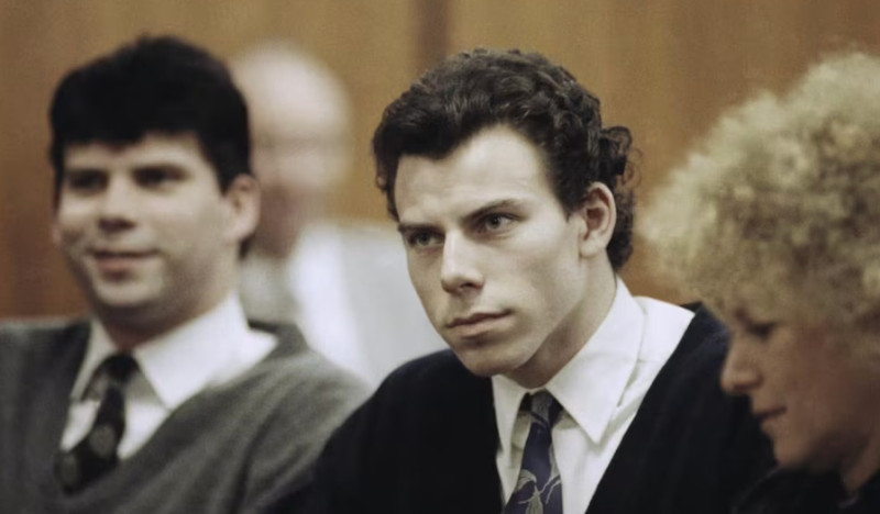 Eric Meléndez, al centro, durante un momento del juicio de ambos hermanos.