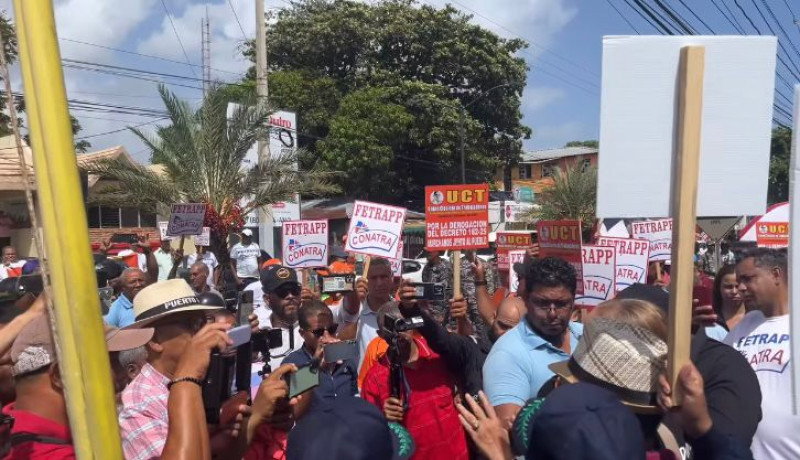 Activistas sociales y organizaciones sindicales protestaron desde la Plaza Independencia hasta la Gobernación Provincial en Puerto Plata.