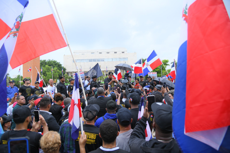 Antigua Orden Dominicana durante su manifestación frente al Congreso Nacional