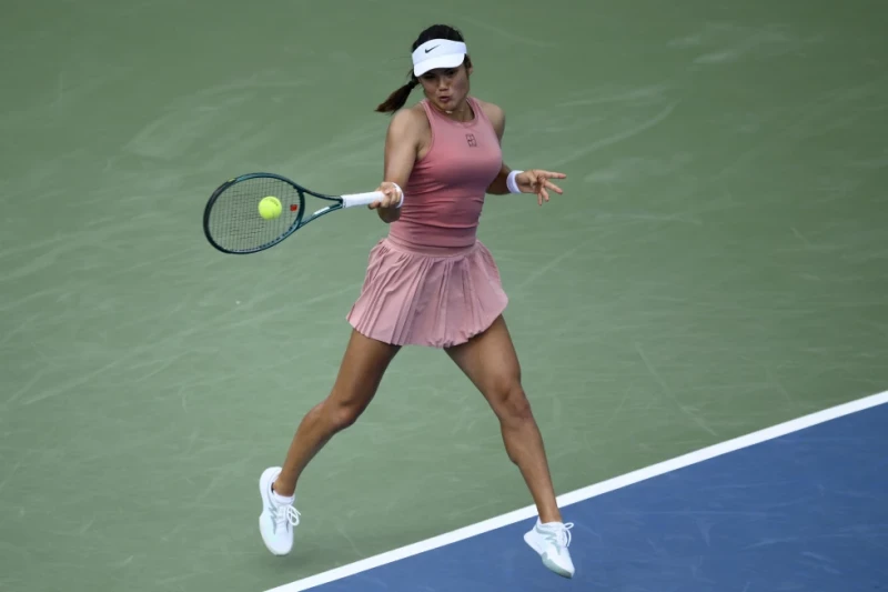 Emma Raducanu devuelve ante Marta Kostyuk en el Abierto de Washington, el 22 de julio de 2025.