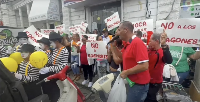 Vestidos de mimos y con bombillas en manos, comunitarios protestan por apagones frente a las oficinas de Edenorte en Moca