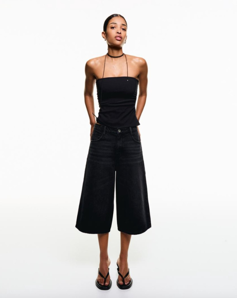 La largura oscila entre prendas sobre la rodilla y otras de corte más largo. Foto cedida por Bershka