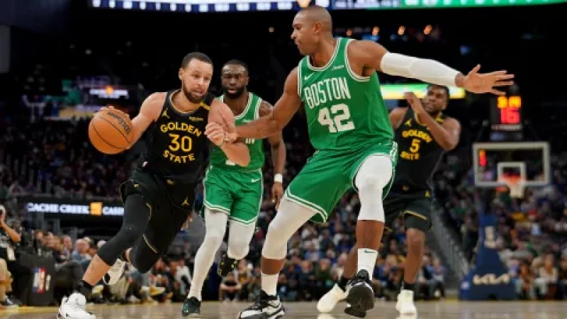 Al Horford defiende a Stephen Curry durante las finales de la NBA.