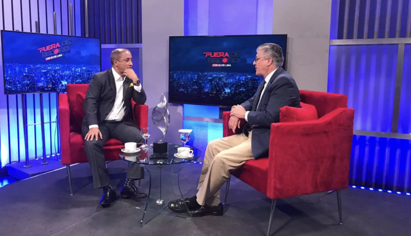 Roberto Santana entrevistado por el periodista Elvis Lima.