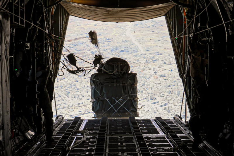 Un avión de transporte militar C-130 Hércules de la Fuerza Aérea Real de Jordania lanzando ayuda humanitaria sobre la Franja de Gaza, ayer.