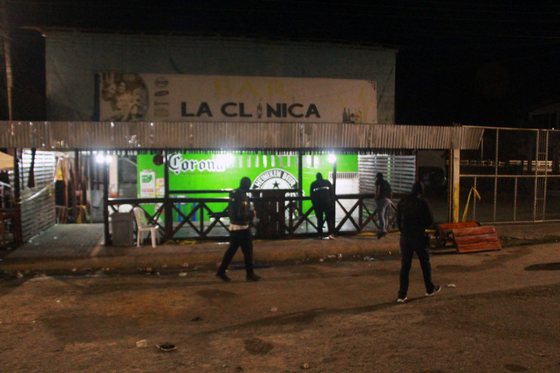 Agentes de policía custodian un bar y licorería donde se produjo un ataque armado contra civiles cerca de la localidad de El Empalme, Ecuador, el 28 de julio de 2025.
