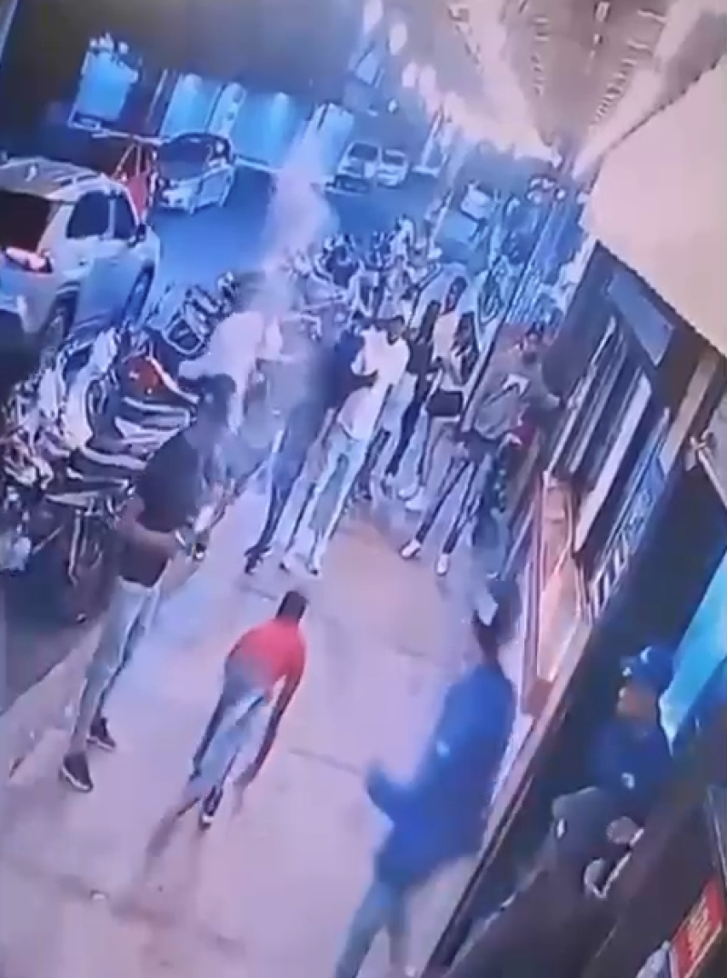 El agresor escapando del lugar luego de herir con arma de fuego a Gabriel Arcadio Silverio Delgado, de 25 años, en la discoteca Pasión Licor Bar 360 en Constanza