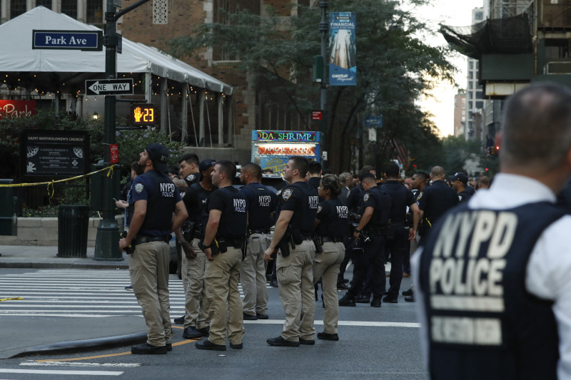 Agentes de policía se reúnen en una calle mientras responden a un tiroteo en el barrio de Midtown Manhattan, en Nueva York, el 28 de julio de 2025
