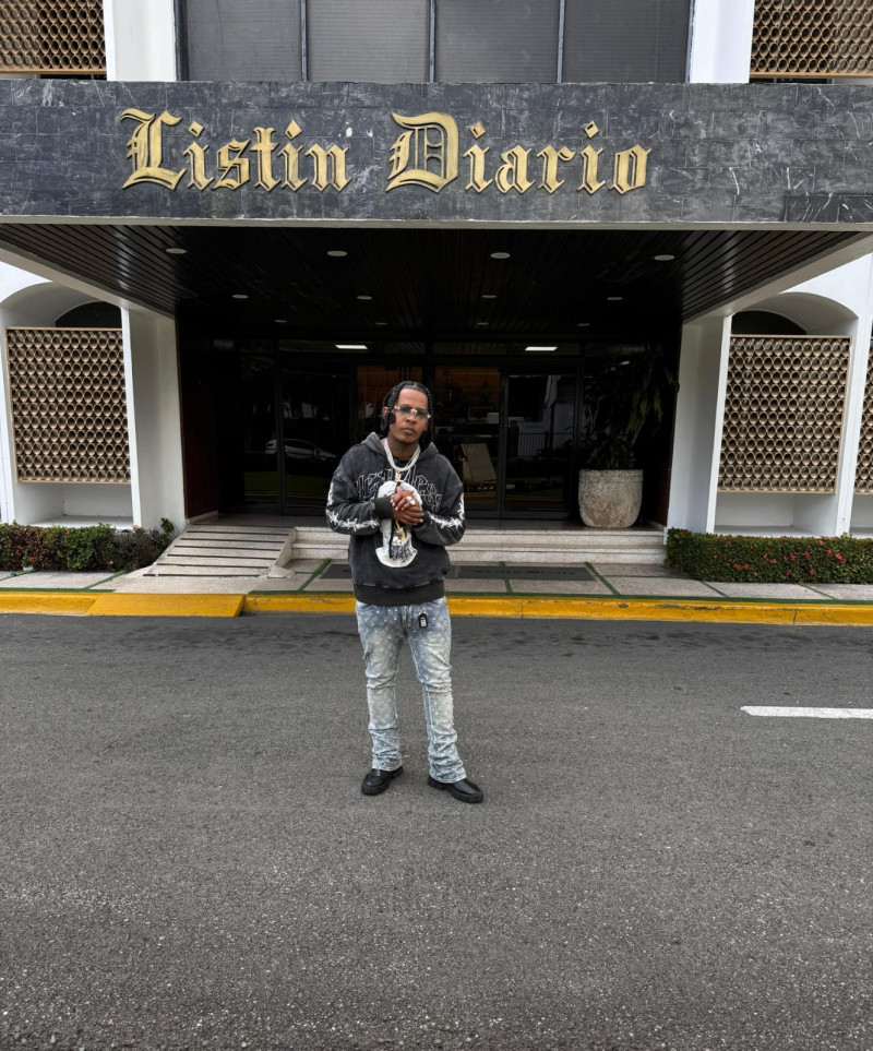 Ismael Antonio Daniel Lorenzo, cuyo nombre artístico es El Mello 06, afirma que dejó de dormir en la calle por la música y las redes sociales.