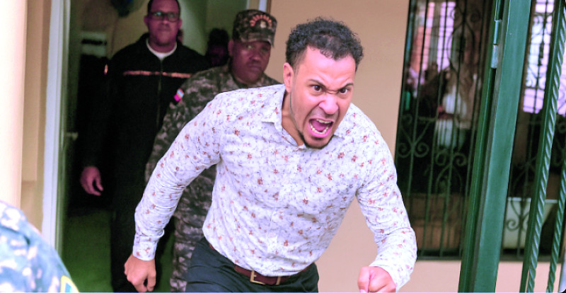 Leudis Castillo Rodríguez, de 42 años, fue captado en un video donde impactó con una motocicleta.