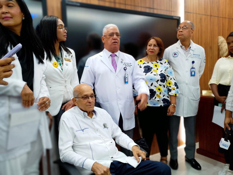 Homenaje al doctor Julio César Peña Encarnación, primer egresado del programa de Residencia Nacional de Cirugía Plástica, Reconstructiva y Estética (Renacip)