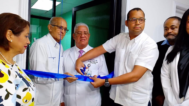 El jefe del departamento de cirugía plástica del Hospital Salvador B. Gautier, doctor Severo Mercedes, junto al doctor homenajeado, Julio César Peña Encarnación