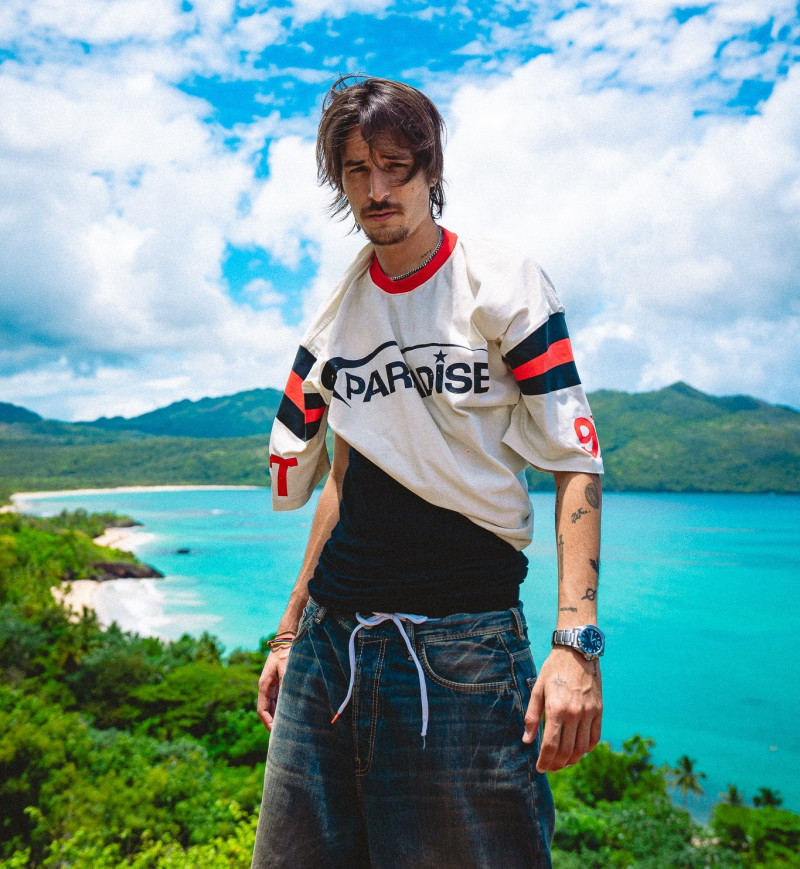 Danny Ocean, nacido en Caracas, Venezuela, se ha establecido como uno de los artistas más innovadores de la música latina contemporánea.