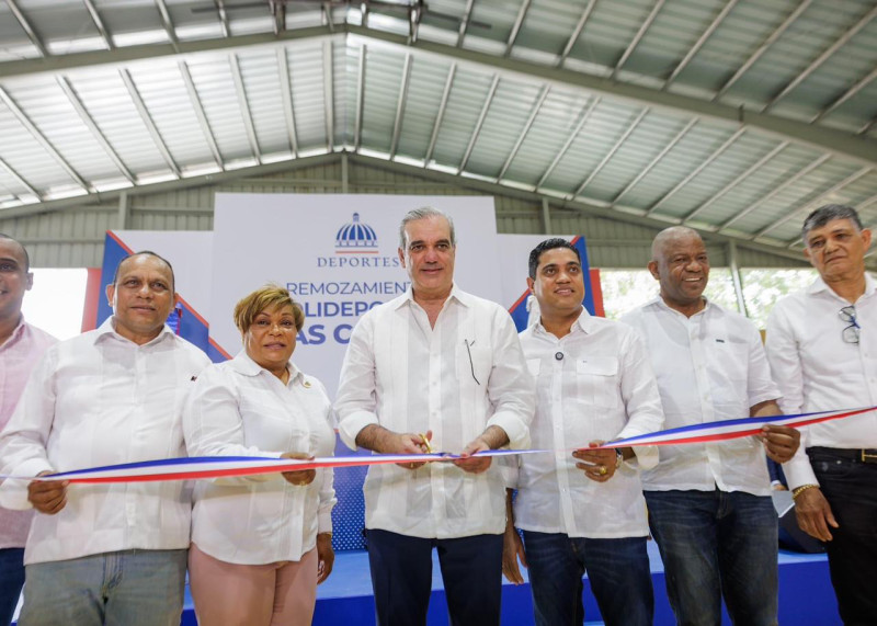 El presidente Luis Abinader corta la cinta acompañado del ministro Kelvin Cruz y de los integrantes del voluntariado.