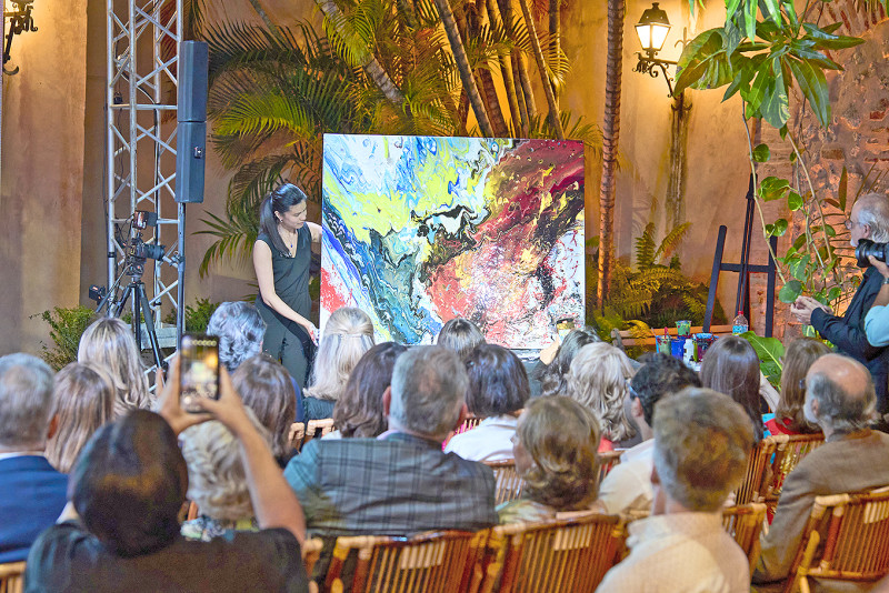 Lanco promueve arte y subasta solidaria con Charlotte Orcel en evento El Color como Energía Creativa.