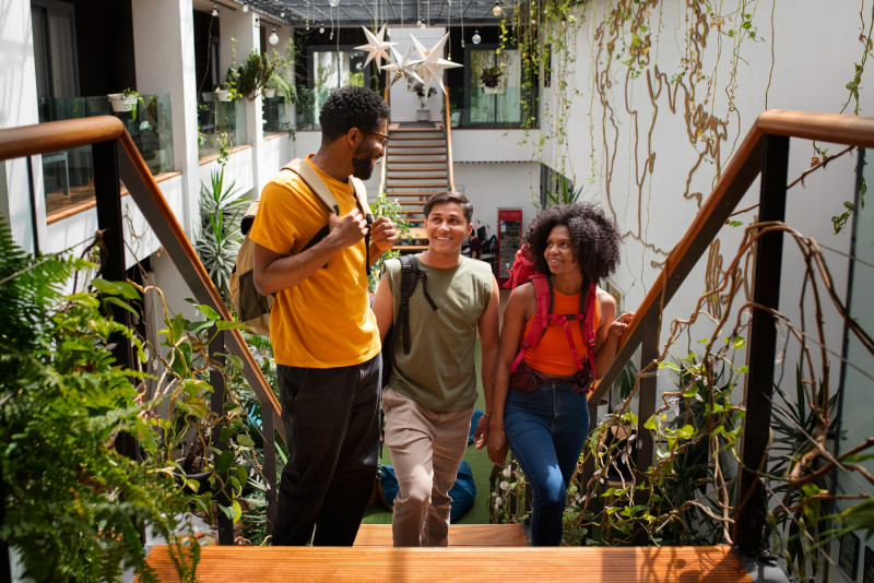 Desde el prestigio de la institución y sus docentes hasta la compatibilidad de su cultura con tus intereses, metas y principios, hay muchos factores a considerar.